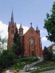 Blick auf die aus roten Backsteinen erbaute Sankt-Michael-Kirche