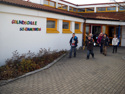 Ansicht Haupteingang Grundschule Schemmerberg mit aus dem Gebäude kommenden Kindern