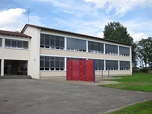 Ansicht Gebäude Grundschule Ingerkingen mit Kletterwand im Vordergrund
