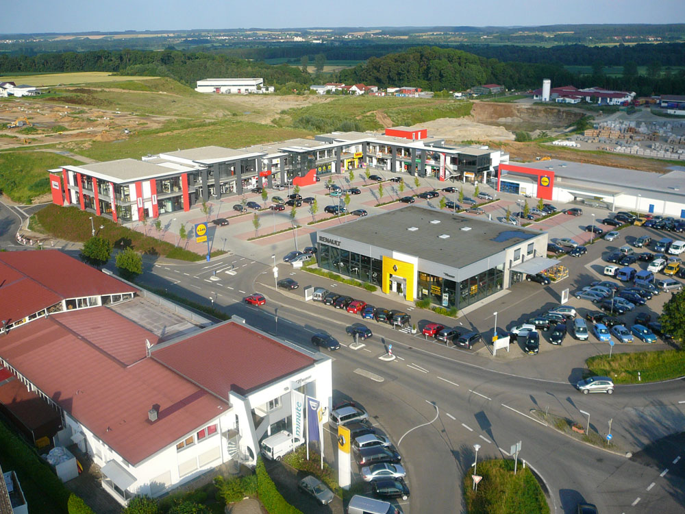 Luftaufnahme mit Blick auf das Fachmarktzentrum Schemmerhofen mit Parkplätzen
